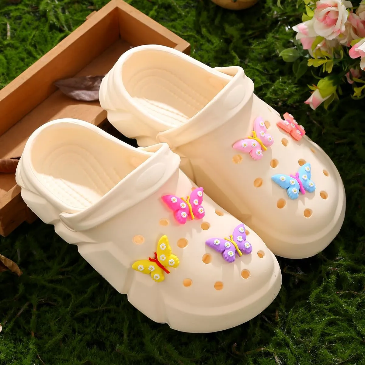 Cute Butterfly-Themed Lightweight Girls' Clogs, Platform Soft Sole Closed Toe EVA Home Garden Clog Shoes, Two-Way Wear Breathable Beach Clogs, Trendy Non-Slip Slip-On Sandals