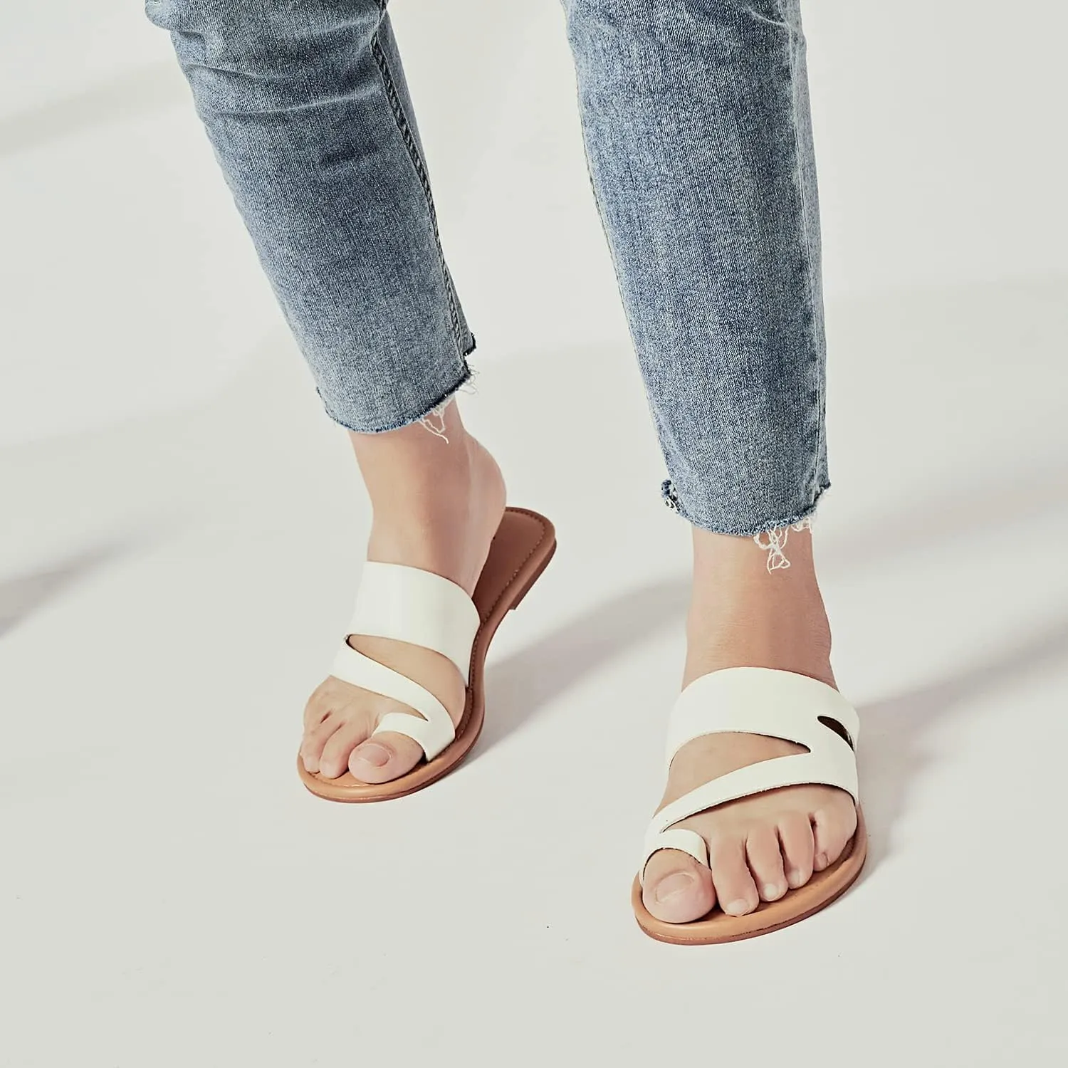 Luoika Women's Wide Width Flat Sandals, Flip Flop Slides Sandal Casual Strapy Sandal Slip on Summer Beach Shoes for Women.