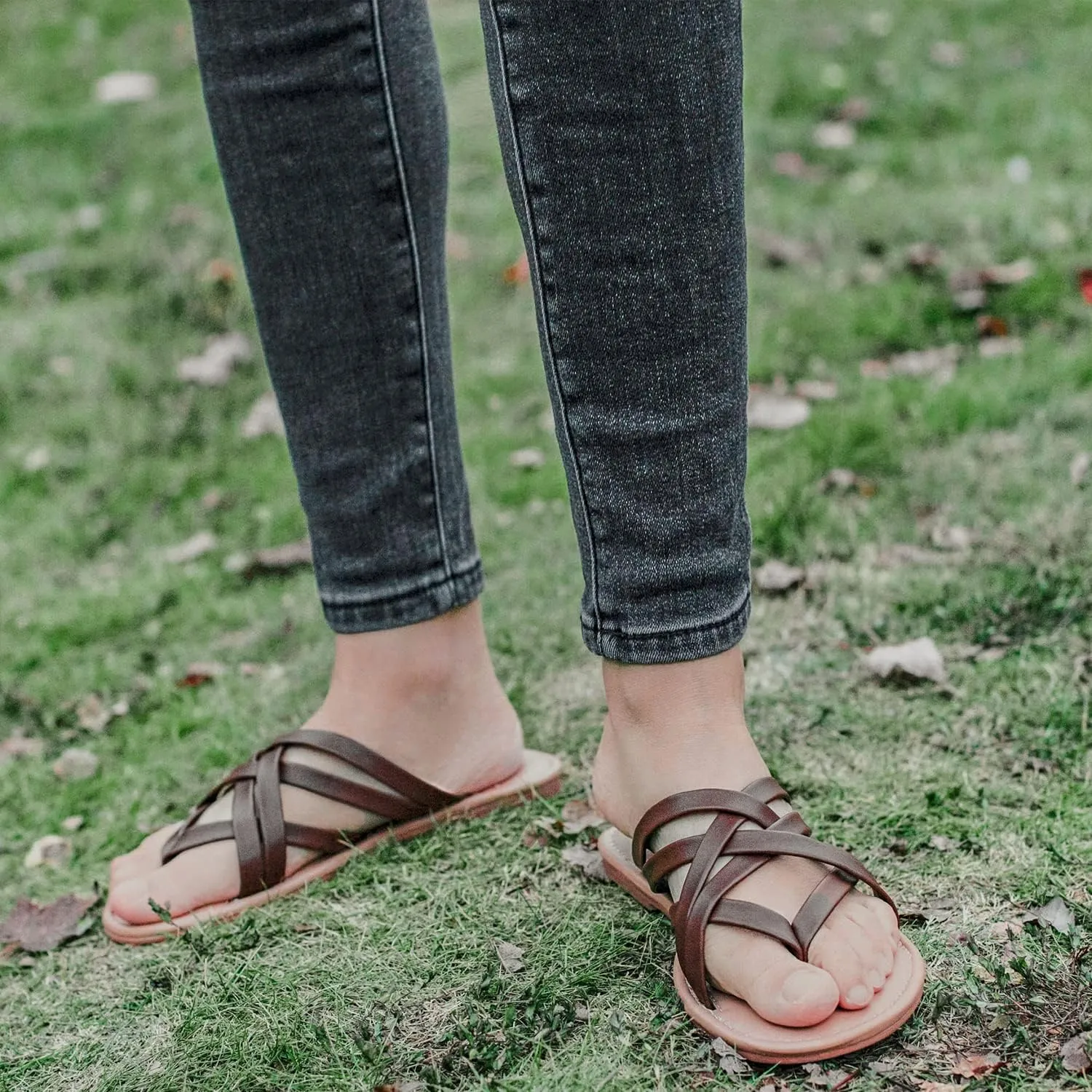 Luoika Women's Wide Width Flat Sandals, Flip Flop Slides Sandal Casual Strapy Sandal Slip on Summer Beach Shoes for Women.