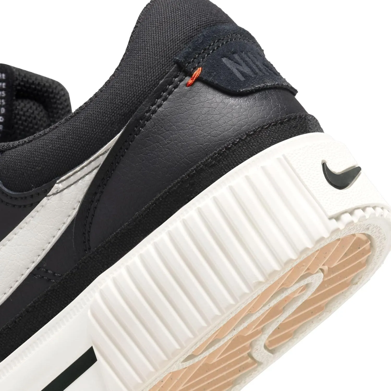 NIKE Women's Sneaker