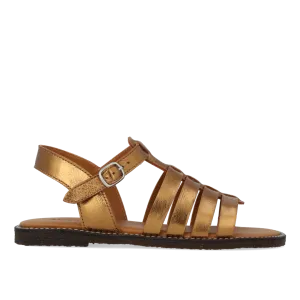 Sandal with open toe and buckle closure
