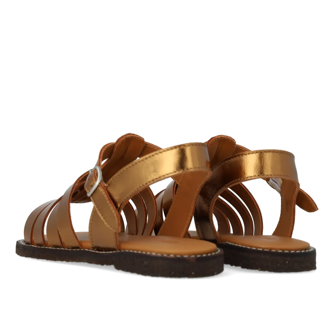 Sandal with open toe and buckle closure