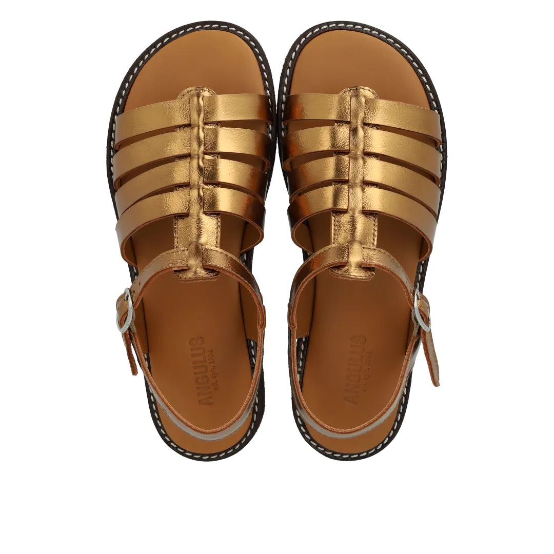 Sandal with open toe and buckle closure