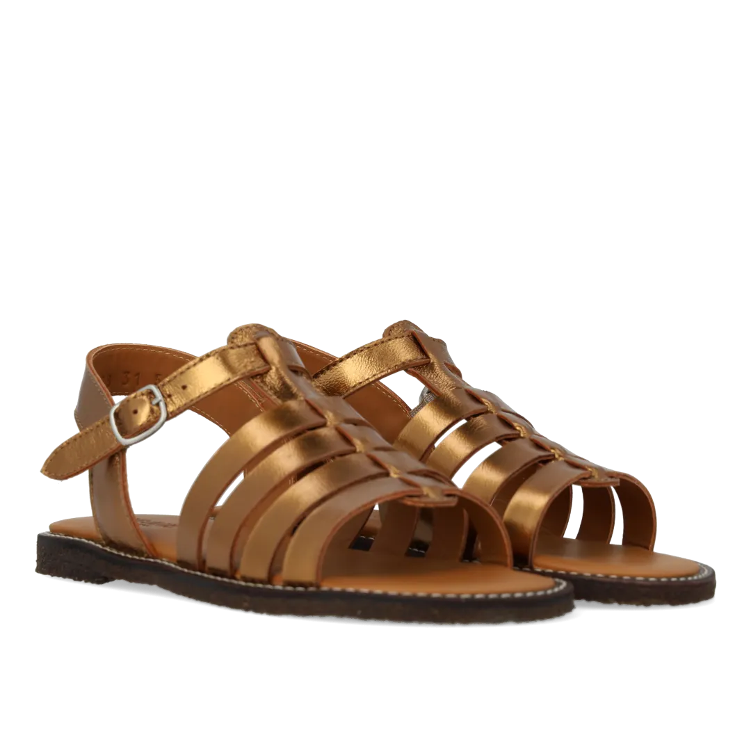 Sandal with open toe and buckle closure