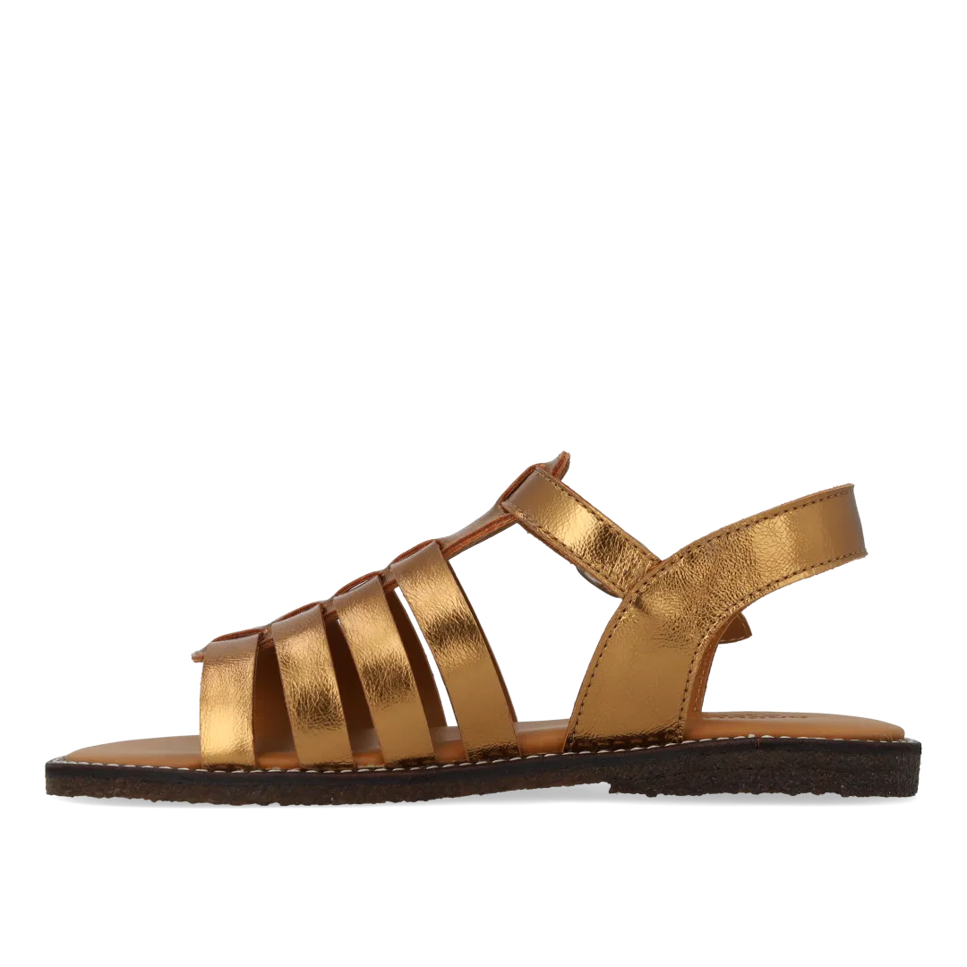 Sandal with open toe and buckle closure