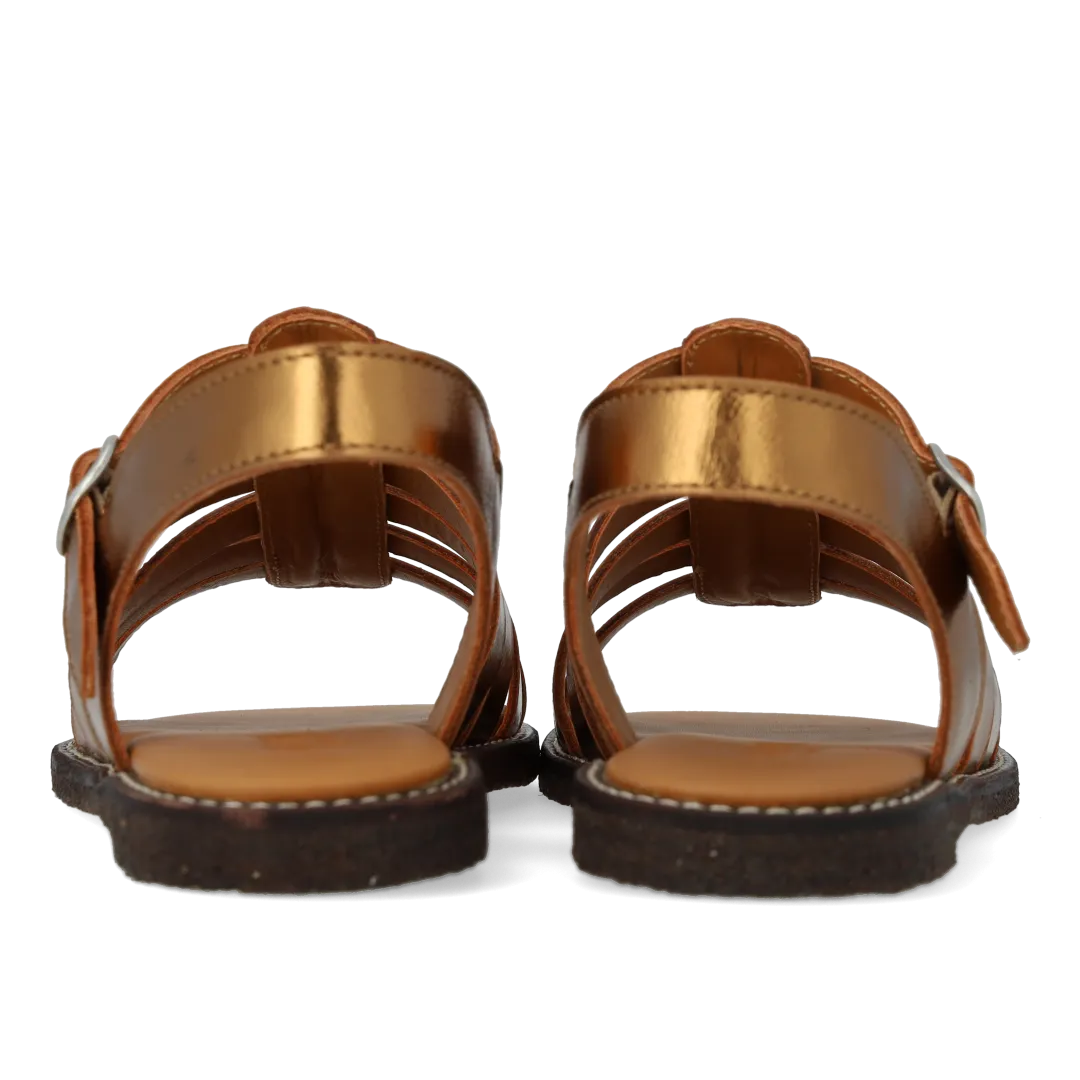 Sandal with open toe and buckle closure